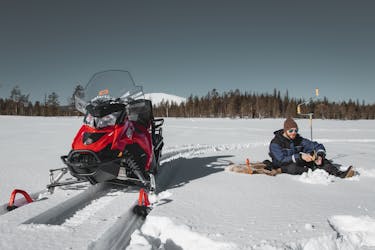 Safari in motoslitta e tour combinato di pesca nel ghiaccio con pranzo all’aperto